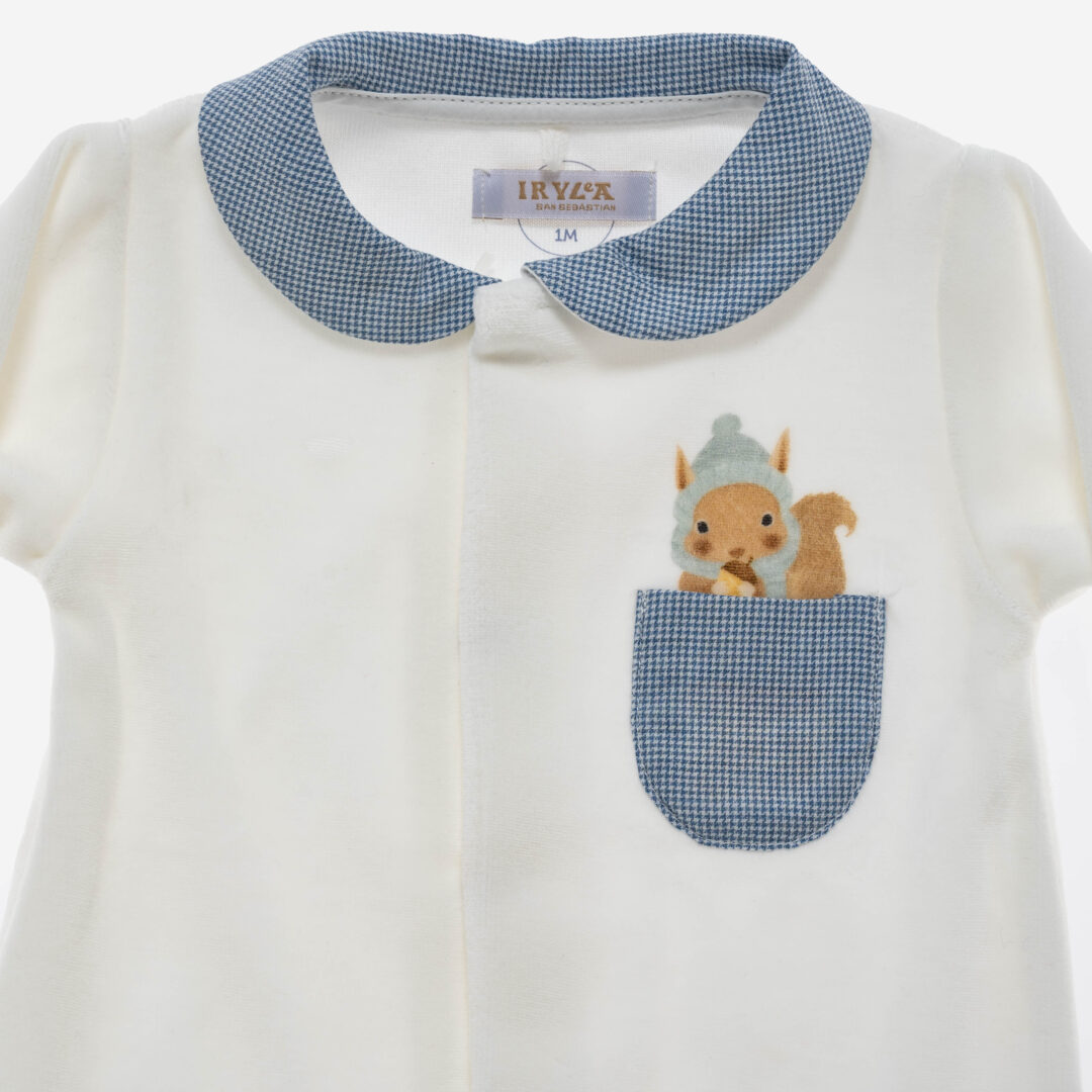 Pijama de bebé de manga larga confeccionado en agradable tejido de algodón con detalles de batista estampada en azul en el cuello y en un bolsillo. Cierre con corchetes en la parte delantera hasta los pies para facilitar su puesta. COMPOSICIÓN: 100% Algodón. COLOR: Rosa o Azul. TALLAS: Desde la talla 1 mes hasta la talla 1 año. PLAZO ESTIMADO DE ENTREGA: De 3 a 5 días laborables en envío nacional y de 5 a 7 días en envío internacional. A nosotras nos encanta porque... Su suave tejido de algodón elástico permite al bebé moverse cómodamente. El pijama cubre los pies garantizando que tu bebé esté abrigado toda la noche.